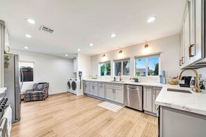 Refrigerador, horno, placa de cocina, lavavajillas