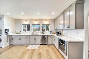 Refrigerador, horno, placa de cocina, lavavajillas