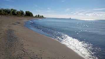 Chaises longues, serviettes de plage