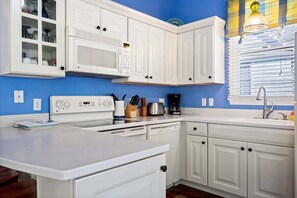 House, Multiple Beds, Kitchen, Garden View (Captain's Cottage) | Private kitchen | Fridge, microwave, oven, stovetop