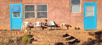 Tranquil 1-bedroom small cabin. Jemez Valley with hot springs, hikes, nite skies