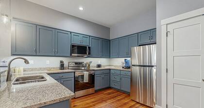 Modern Condo over Main Street with full kitchen, Wifi and Central AC