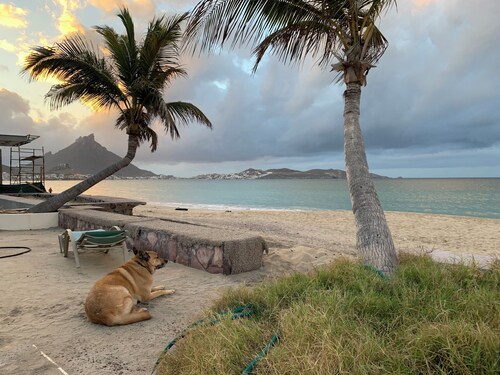 Best beachfront location ! Bobs 3-bedroom house WiFi, AC ,fireplace,Sunsets sand