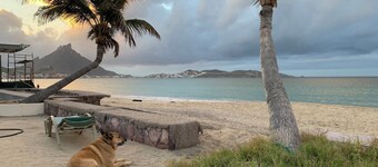 Best beachfront location ! Bobs 3-bedroom house WiFi, AC ,fireplace,Sunsets sand