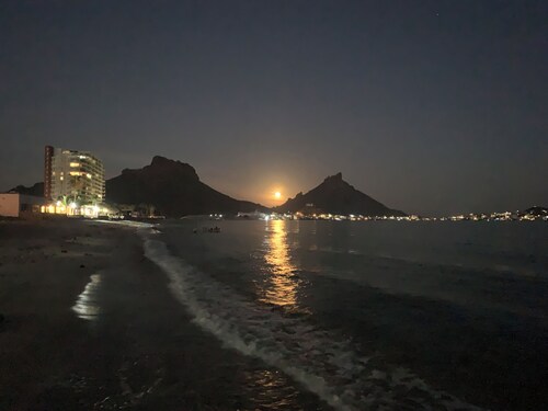 Best beachfront location ! Bobs 3-bedroom house WiFi, AC ,fireplace,Sunsets sand