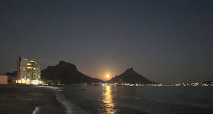 Best beachfront location ! Bobs 3-bedroom house WiFi, AC ,fireplace,Sunsets sand