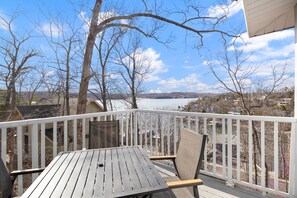 Outdoor dining - Beautiful lake view home with deck, fireplace, pool - Near Margaritaville (Osage Beach)