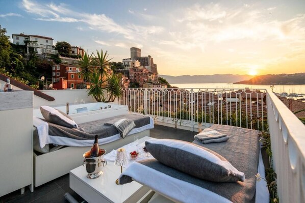 Property grounds - Luxury apartment a stone's throw from the sea with terrace with Jacuzzi. (Lerici)