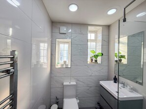 Umweltfreundliche Kosmetikartikel, Haartrockner, Bidet, Handtücher