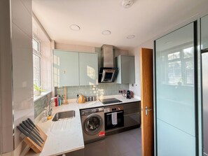 Fridge, microwave, oven, stovetop - Cosy 4-Bed, 2-Bath flat with AC near Hyde Park , Paddington , Marylebone (London)