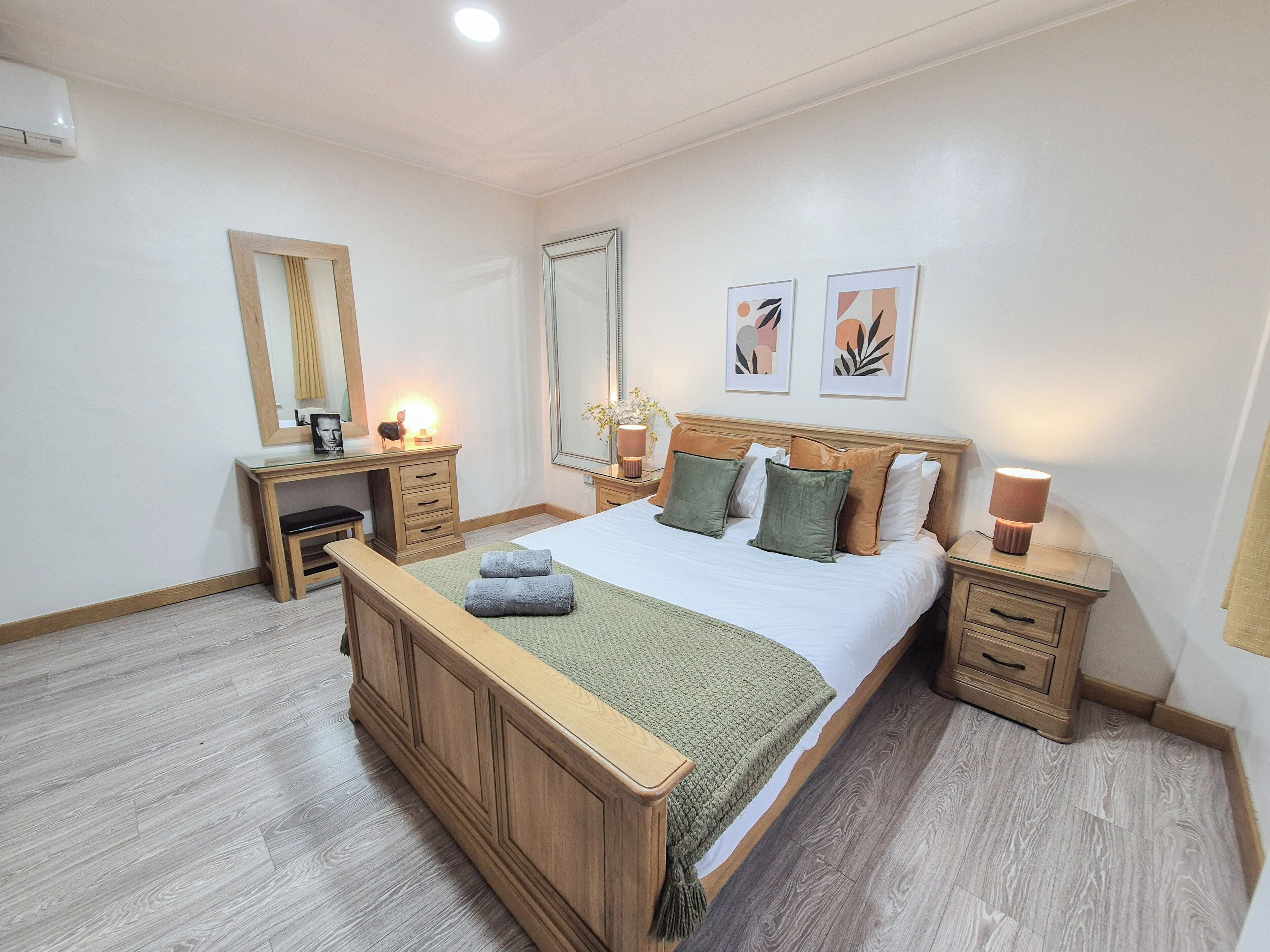 4 bedrooms, desk, iron/ironing board, travel crib