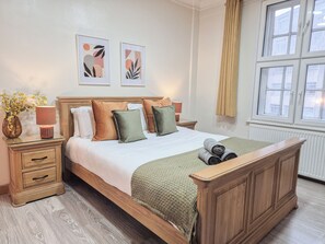 4 Schlafzimmer, Schreibtisch, Bügeleisen/Bügelbrett, Reisekinderbett