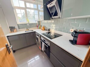 Kjøleskap, mikrobølgeovn, ovn og kokeplater