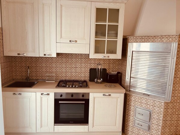 Réfrigérateur, four à micro-ondes, un four, surface de cuisson