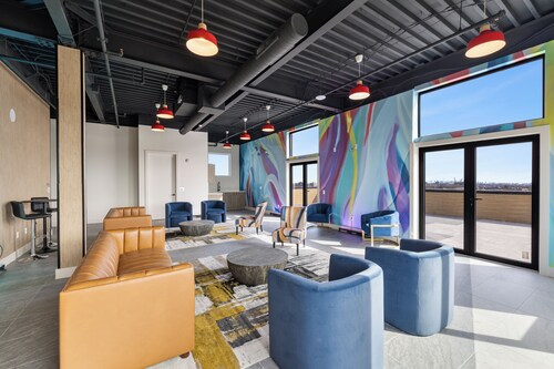 Upscale Views 2br•Free Parkn, Walk 2 Train, 2bath