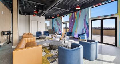 Upscale Views 2br•Free Parkn, Walk 2 Train, 2bath