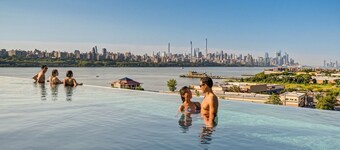 Upscale Views 2br•Free Parkn, Walk 2 Train, 2bath