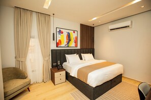 Caja de seguridad en la habitación y escritorio