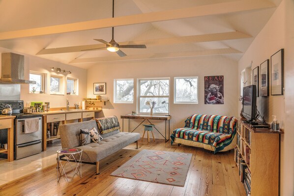 Living area - Hummingbird Hill
Charming, centrally located 1-bedroom apartment in Kerrville (Kerrville)