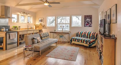 Hummingbird Hill
Charming, centrally located 1-bedroom apartment in Kerrville