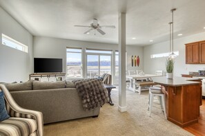 TV - Riverview Townhome, w/ access to hot tub, pools, golf, boat launch & more! (Quincy)