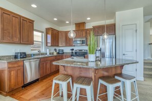 Fridge, microwave, oven, stovetop - Riverview Townhome, w/ access to hot tub, pools, golf, boat launch & more! (Quincy)