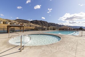 A heated pool - Riverview Townhome, w/ access to hot tub, pools, golf, boat launch & more! (Quincy)