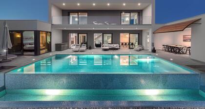 Moderne Villa mit Infinity-Pool, Spielfeld und kostenfreier E-Ladestation