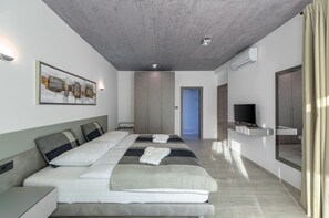5 bedrooms, in-room safe, iron/ironing board, travel cot