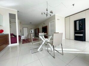 Luksushuoneisto, merinäköala | Oleskelualue | 30–tuumainen taulutelevisio, jossa digitaalikanavat