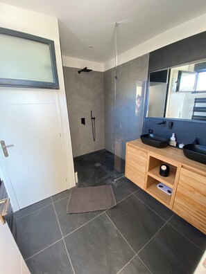 Shower, hair dryer, towels, soap - 🌿 Villa with swimming pool and panoramic view Auriol Near Cassis, Marseille and Aix (Auriol)