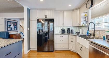 Spacious dog-friendly house with enclosed porch and yard- perfect for families!