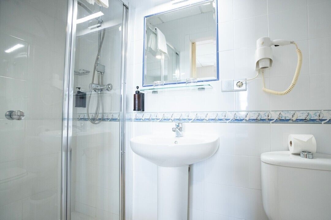 Superior tweepersoonskamer | Badkamer | Gratis toiletartikelen, handdoeken, zeep, shampoo