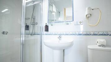 Superior tweepersoonskamer | Badkamer | Gratis toiletartikelen, handdoeken, zeep, shampoo