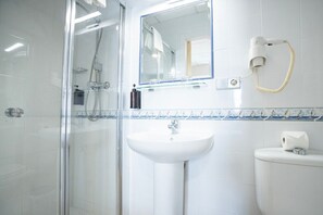 ห้องซูพีเรียดับเบิล | ห้องน้ำ | ของใช้ในห้องน้ำฟรี, ผ้าเช็ดตัว, สบู่, ยาสระผม