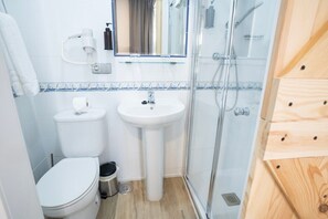 Phòng đôi Superior | Phòng tắm | Đồ dùng nhà tắm miễn phí, khăn tắm, xà phòng, dầu gội