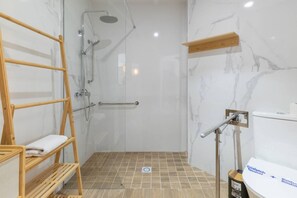 Ducha, toallas y papel higiénico