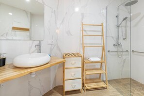 Dusj, håndklær og toalettpapir