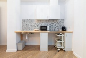 Kühlschrank, Mikrowelle, Herdplatte, Wasserkocher mit Kaffee-/Teezubehör
