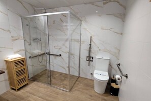Dusche, Handtücher, Shampoo, Toilettenpapier