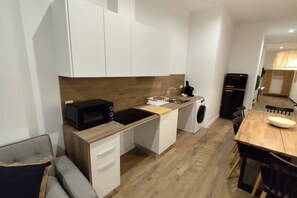 Fridge, microwave, oven, stovetop - A (VA070.1.1) TH Mediterranean Suite 1 (Valencia / València)