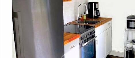 Refrigerador, microondas, horno y parrilla de estufa