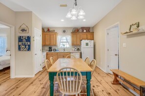 House, Multiple Beds (The Rookery 1302) | Dining