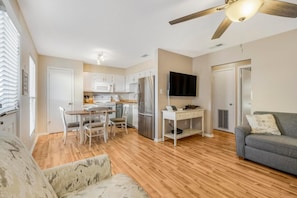 Condo, várias camas (Beach Front 603) | Área de estar