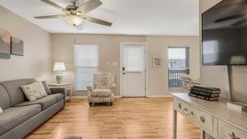 Condo, várias camas (Beach Front 603) | Área de estar