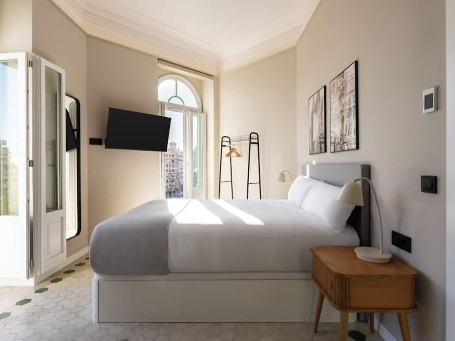 Dihias secara berasingan, dilengkapkan perabot secara berasingan, meja