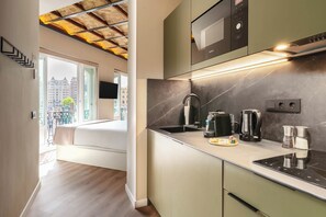 Monolocale comfort | Cucina privata | Frigorifero, microonde, piano cottura, macchina per caffè espresso