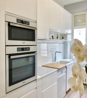 Mikrowelle, Herdplatte, Geschirrspüler