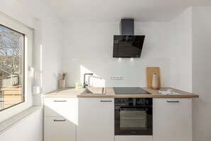 Fridge, microwave, oven, stovetop - Troja Living - Apartment Helena am Park in the middle of Bruchsal (Bruchsal)