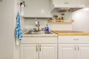 Refrigerador, microondas, parrilla de estufa y cafetera y tetera 